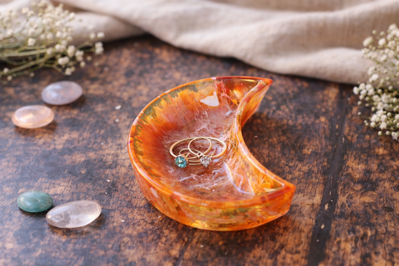 ✧ Mondschale aus Epoxidharz – handgemachte Resin-Schmuckschale inspiriert von Karneol